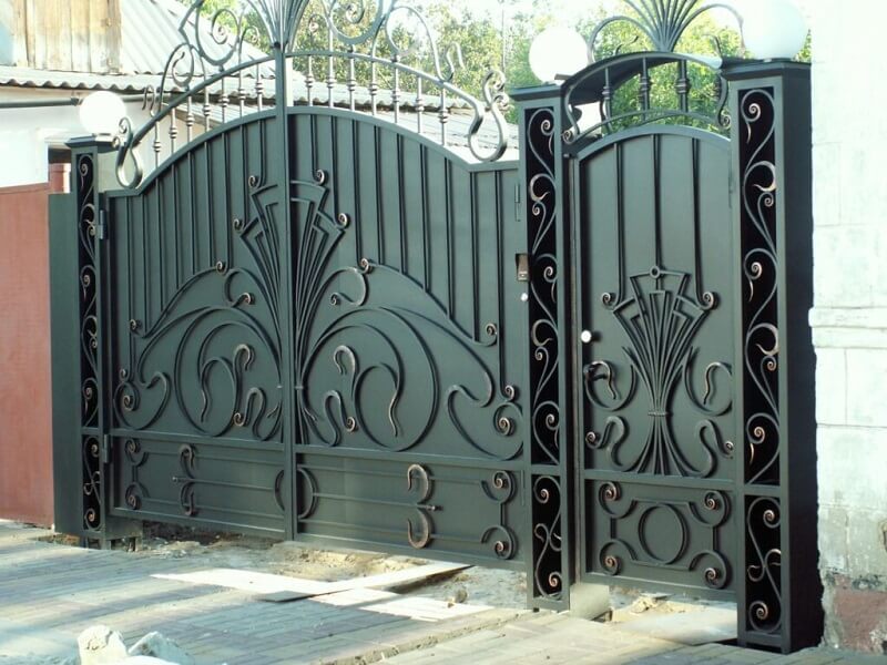 Зелёные кованые ворота для дома